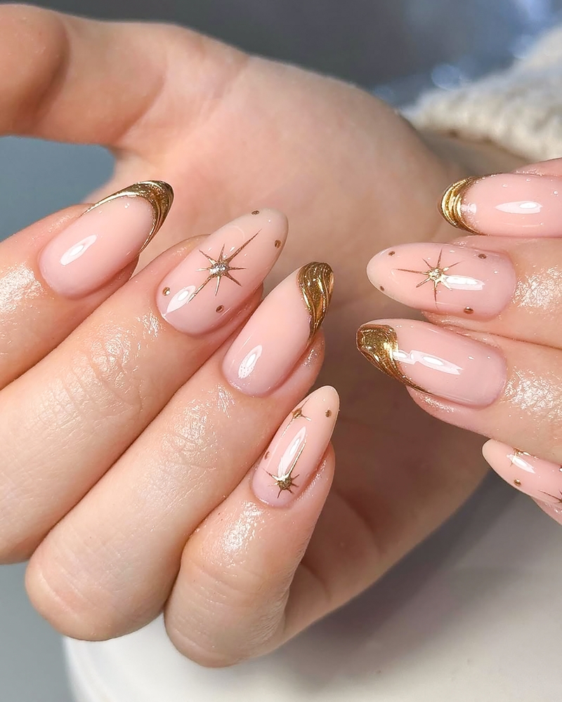 Nude nagels met gouden French en gouden sterren